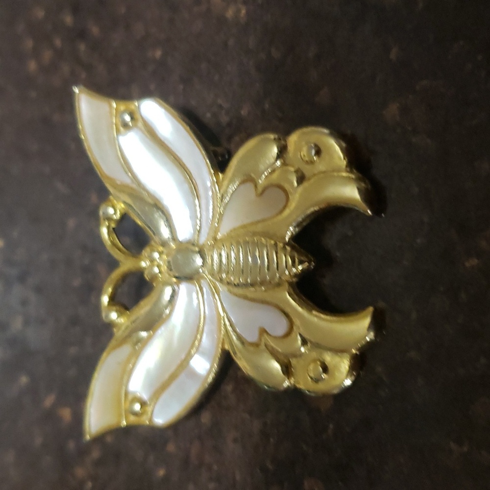 NURI Mother of Pearl & Gold Tone Butterfly Brooch. Vintage 80 Signed.